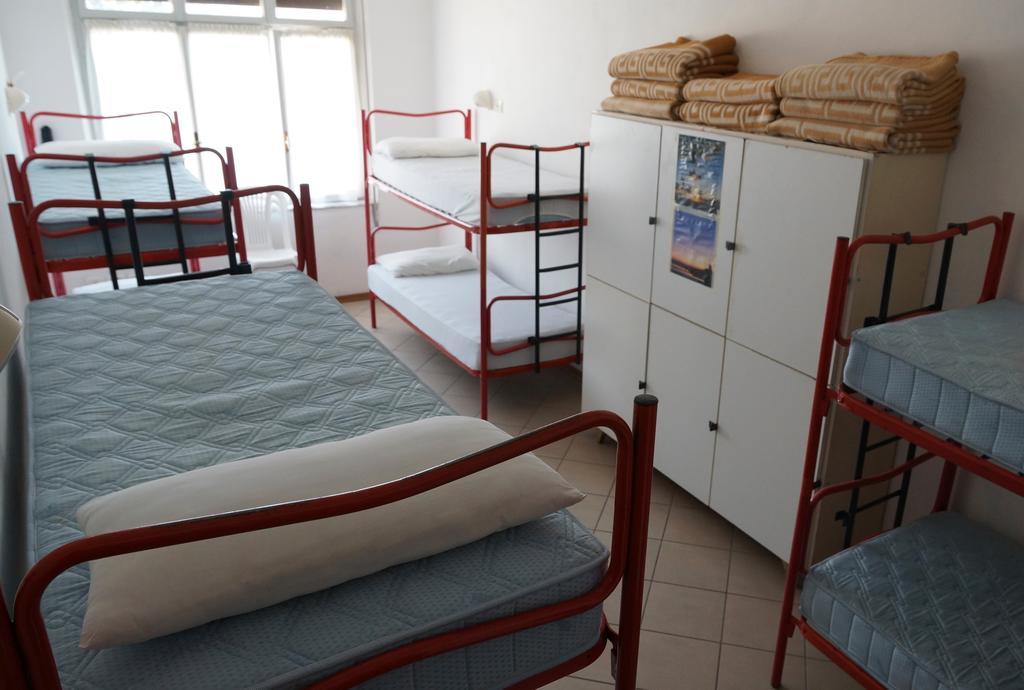 Ostello Della Gioventu Benacus Riva del Garda Zimmer foto
