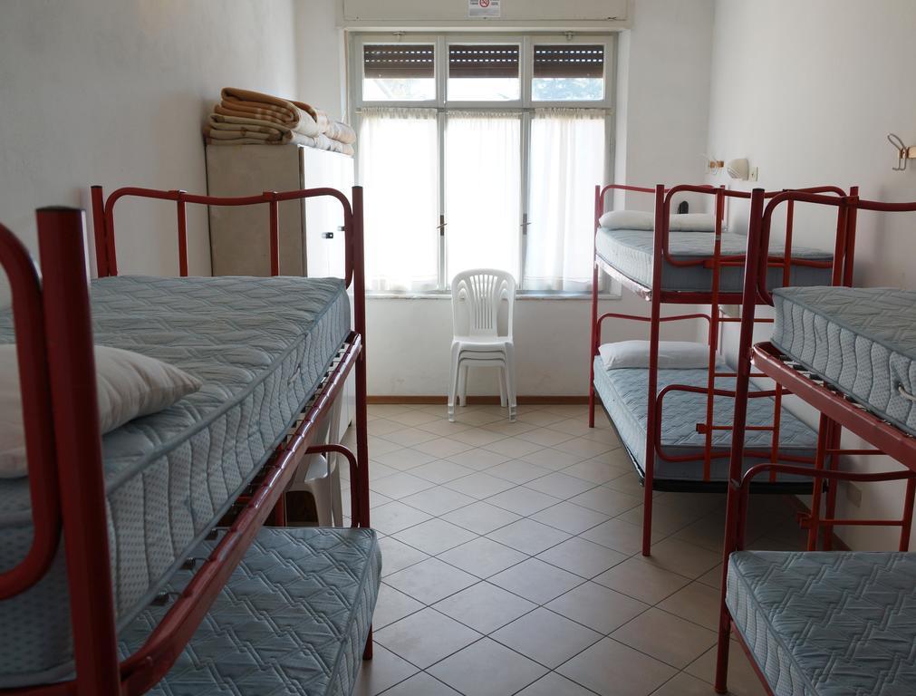 Ostello Della Gioventu Benacus Riva del Garda Zimmer foto