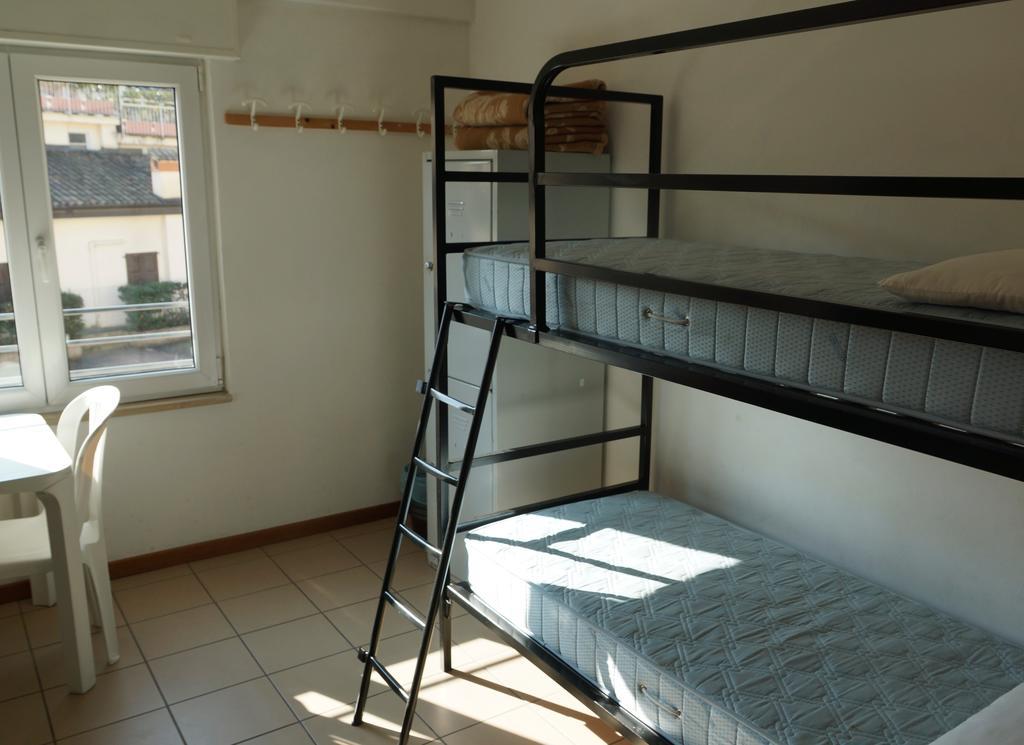 Ostello Della Gioventu Benacus Riva del Garda Zimmer foto
